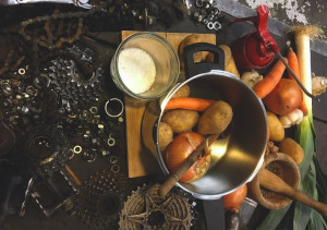 Photo présentant des légumes au milieu de pièces de vélos