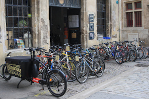 Devanture de l'atelier avec des vélos