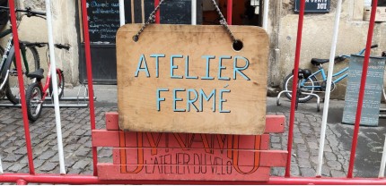 pancarte affichant la mention "atelier fermé" devant l'atelier Dynamo