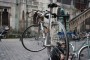 Photos présentant un vélo sur un pied de réparation