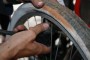 Un gonflage de roue de vélo
